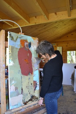 Valérie Jayat peint dans son atelier