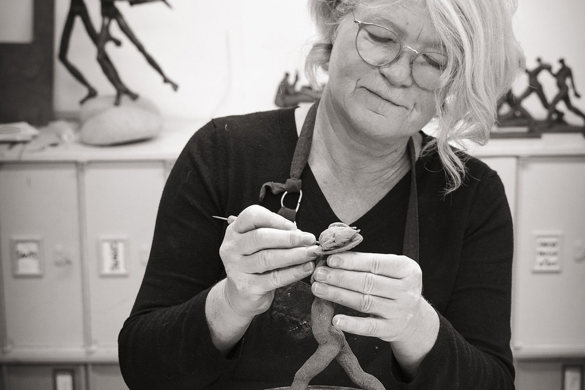 Lucy Boureau, sculpteur, exposant à la galerie Artis de Pont-Aven
